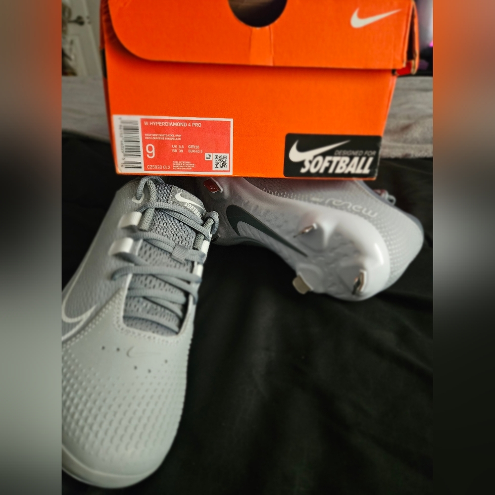 Nike Women's Gray Soccer Cleats - Picture 5 of 5